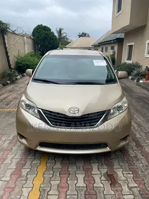 Toyota Sienna LE 7 Passenger 2011 Gold