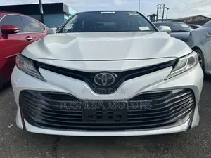 Toyota Camry XLE FWD 2020 Off white