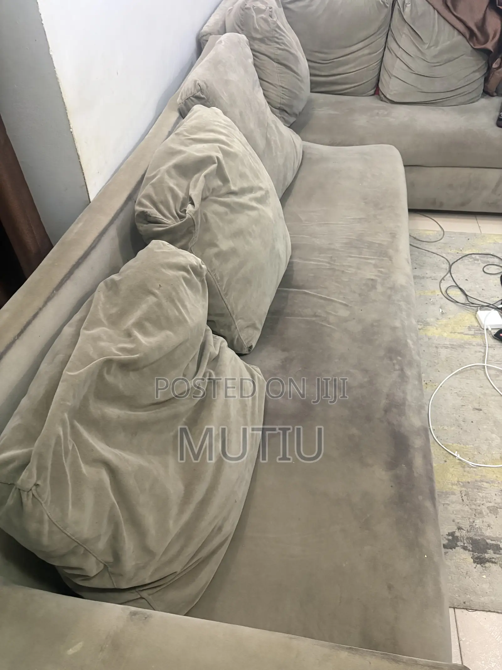 Large L-Shaped Sectional Sofa With Cushions