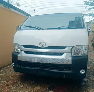Toyota HiAce 2015 White