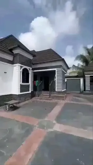 4bdrm Bungalow in Ekenhuan Barrack, Benin City for sale