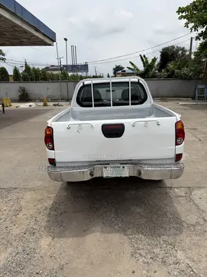 Mitsubishi L200 Double Cab 2.5 136hp 4WD 2012 White