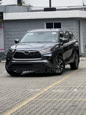 Toyota Highlander XLE 2021 Gray