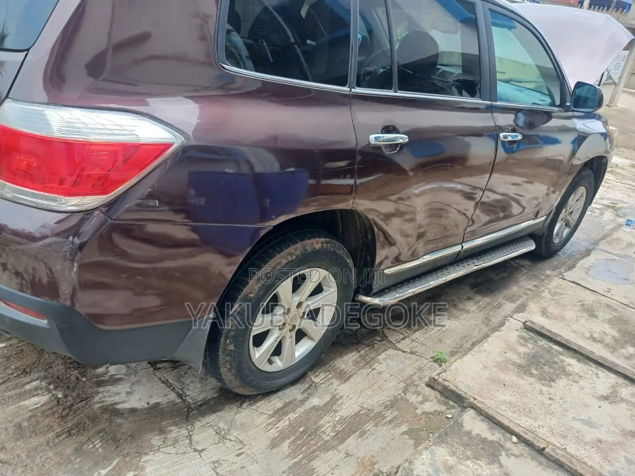 Toyota Highlander SE 2012 Brown