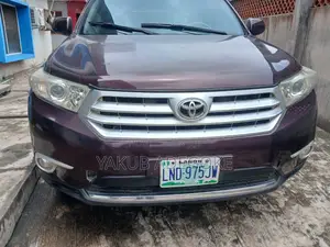 Toyota Highlander SE 2012 Brown