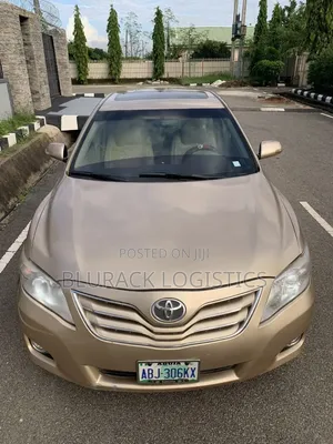 Toyota Camry XLE 4dr Sedan (2.5L 4cyl 6AM) 2010 Gold