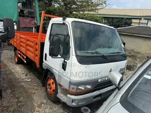 Foreign Used Mitsubishi Canter Mini Truck 6 Tyres.