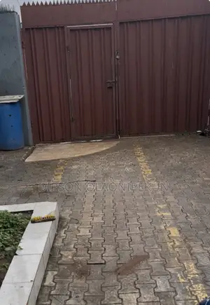 6bdrm Bungalow in Ado-Odo/Ota for sale