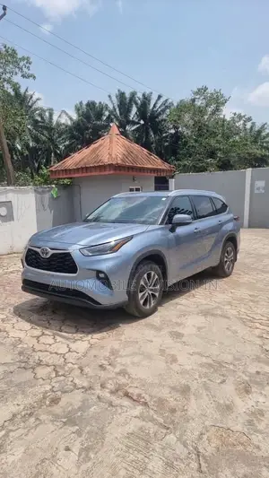 Toyota Highlander XLE AWD 2024 Blue