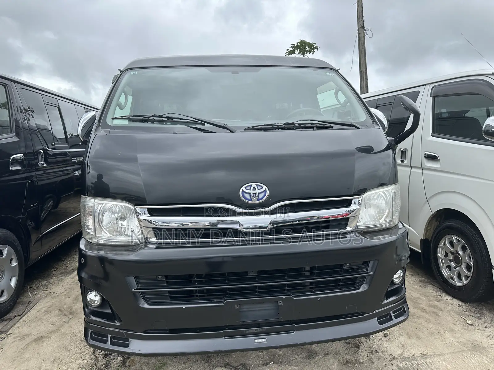 Toyota HiAce 2015 Black