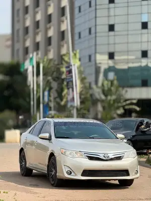 Toyota Camry LE 4dr Sedan (2.5L 4cyl 6A) 2014 Gold
