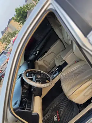 Toyota Camry LE 4dr Sedan (2.5L 4cyl 6A) 2014 Gold