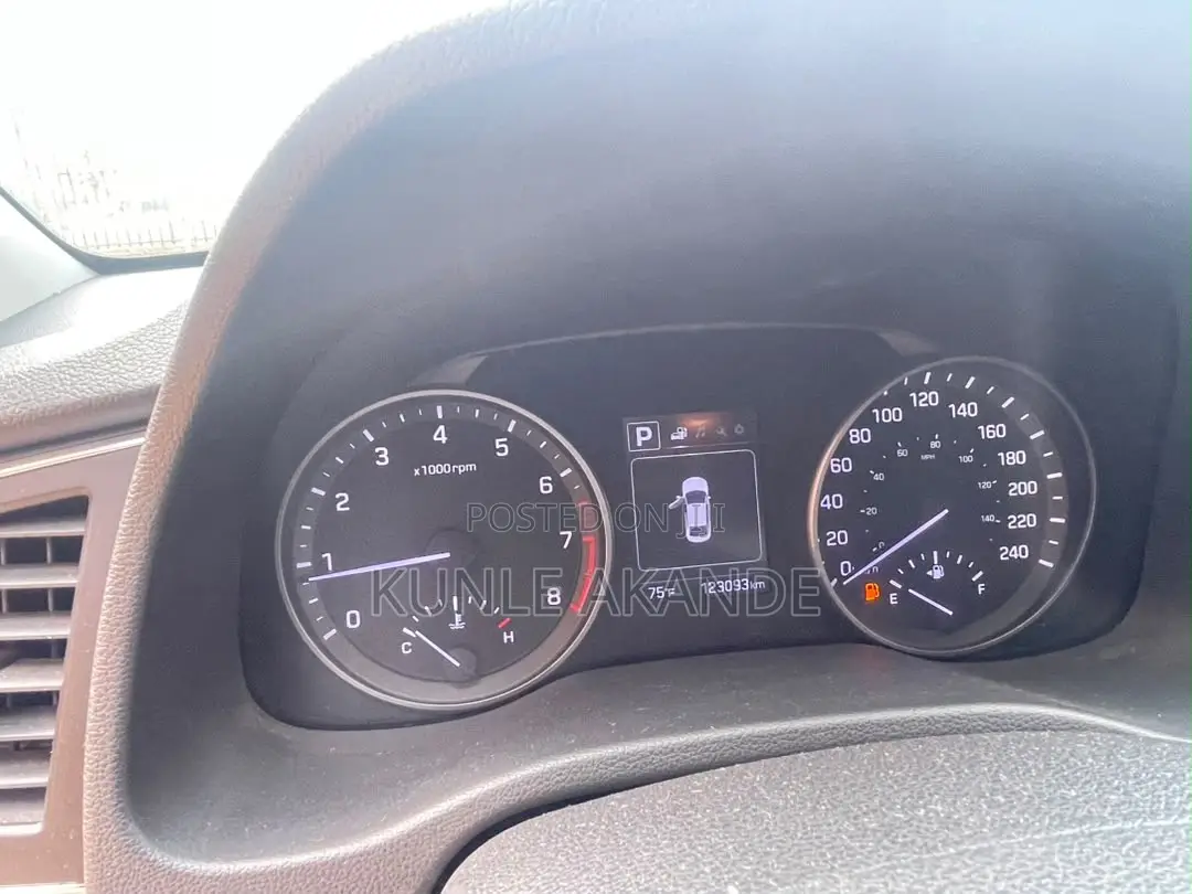 Hyundai Elantra 2017 Silver