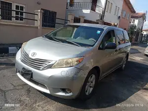 Toyota Sienna 2011 Silver