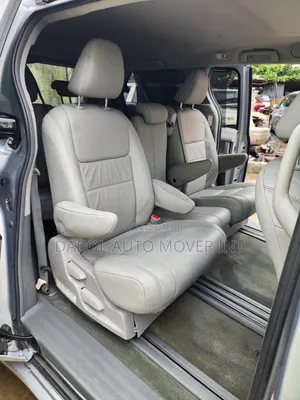Toyota Sienna XLE Premium 7-Passenger 4dr Minivan AWD (3.5L 6cyl 6A) Silver