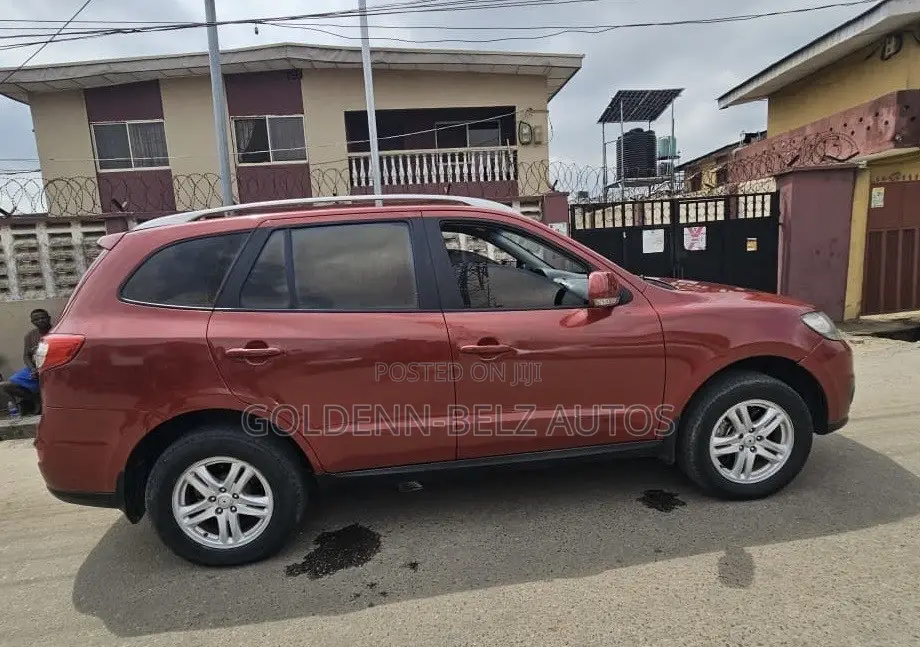 Hyundai Santa Fe 2012 Red