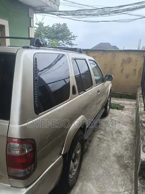 Nissan Pathfinder 2004 Gold