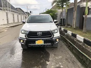Toyota Hilux 2022 White