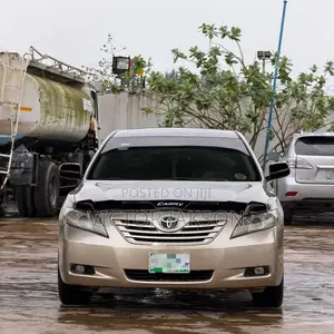 Toyota Camry XLE V6 4dr Sedan (3.5L 6cyl 6AM) 2009 Gold