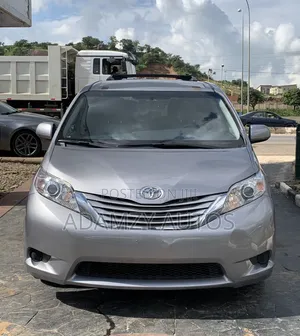 Toyota Sienna 2016 Silver