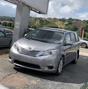 Toyota Sienna 2016 Silver