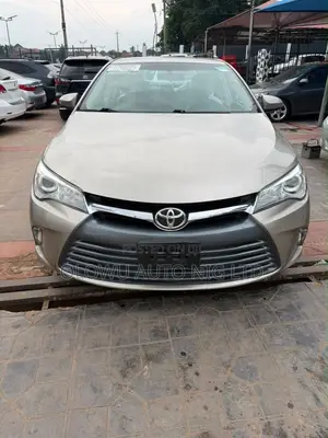 Toyota Camry SE w/Special Edition Pkg (2.5L 4cyl 6A) 2016 Gold