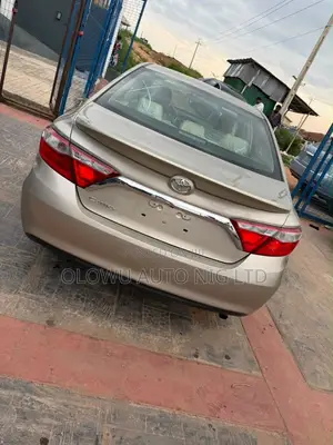 Toyota Camry SE w/Special Edition Pkg (2.5L 4cyl 6A) 2016 Gold