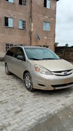 Toyota Sienna LE 8 Passenger 2010 Silver
