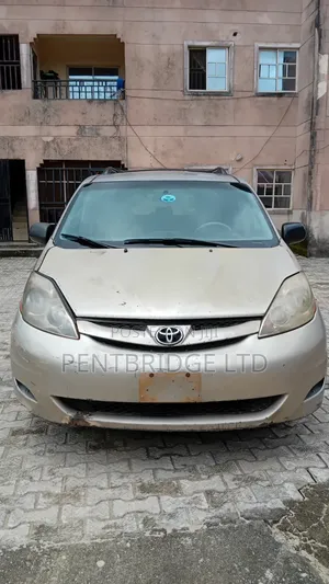 Toyota Sienna LE 8 Passenger 2010 Silver