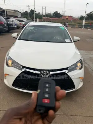 Toyota Camry XLE 4dr Sedan (2.5L 4cyl 6A) 2016 White