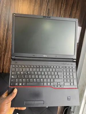 Laptop Fujitsu Lifebook E546 4GB Intel Core i3 SSD 128GB