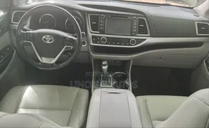 Toyota Highlander XLE 4x4 V6 (3.5L 6cyl 8A) 2018 White