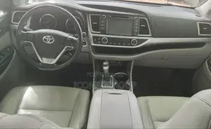 Toyota Highlander XLE 4x4 V6 (3.5L 6cyl 8A) 2018 White