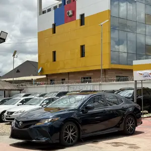 Toyota Camry SE 2021 Teal