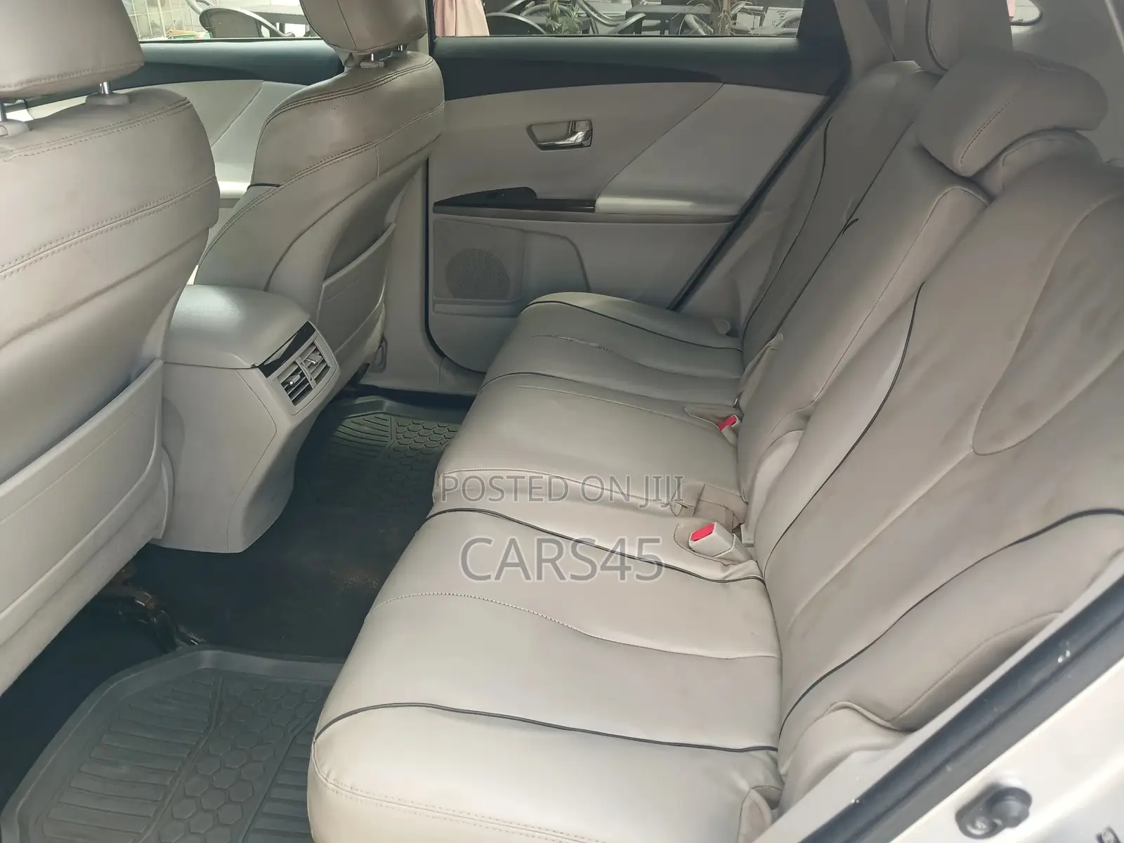 Toyota Venza LE 2010 Silver