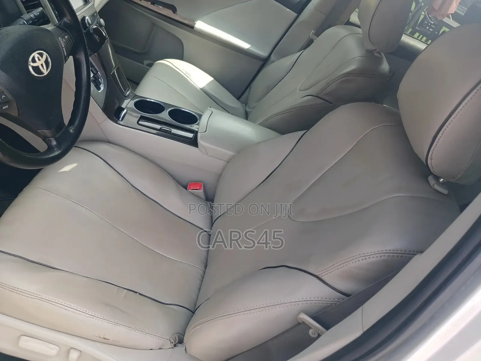 Toyota Venza LE 2010 Silver