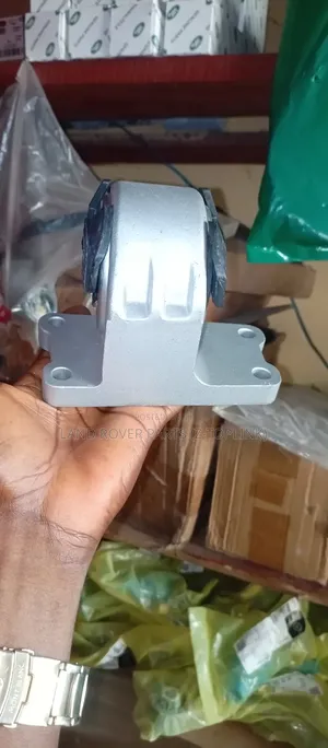 Range Rover Velar Gearbox Mount / Seat