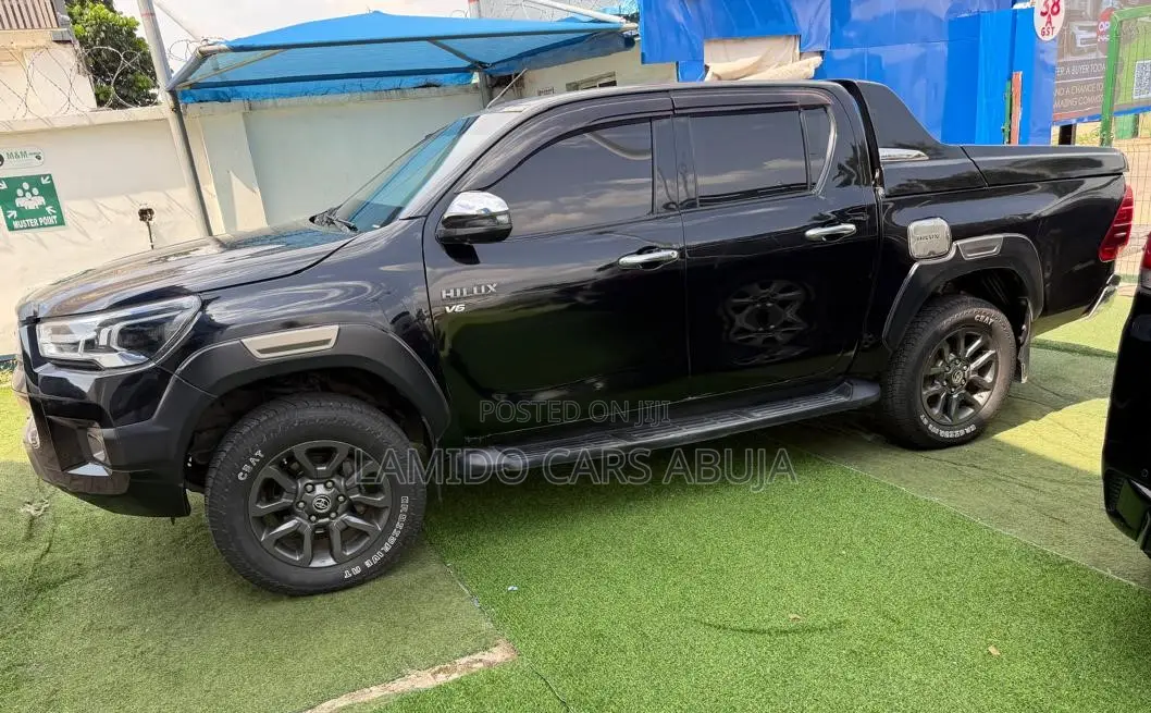 Toyota Hilux 2021 Black