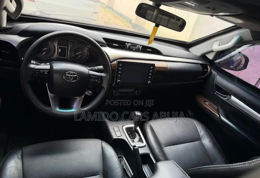 Toyota Hilux 2021 Black