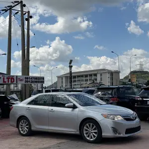 Toyota Camry XLE 4dr Sedan (2.5L 4cyl 6A) 2012 Silver