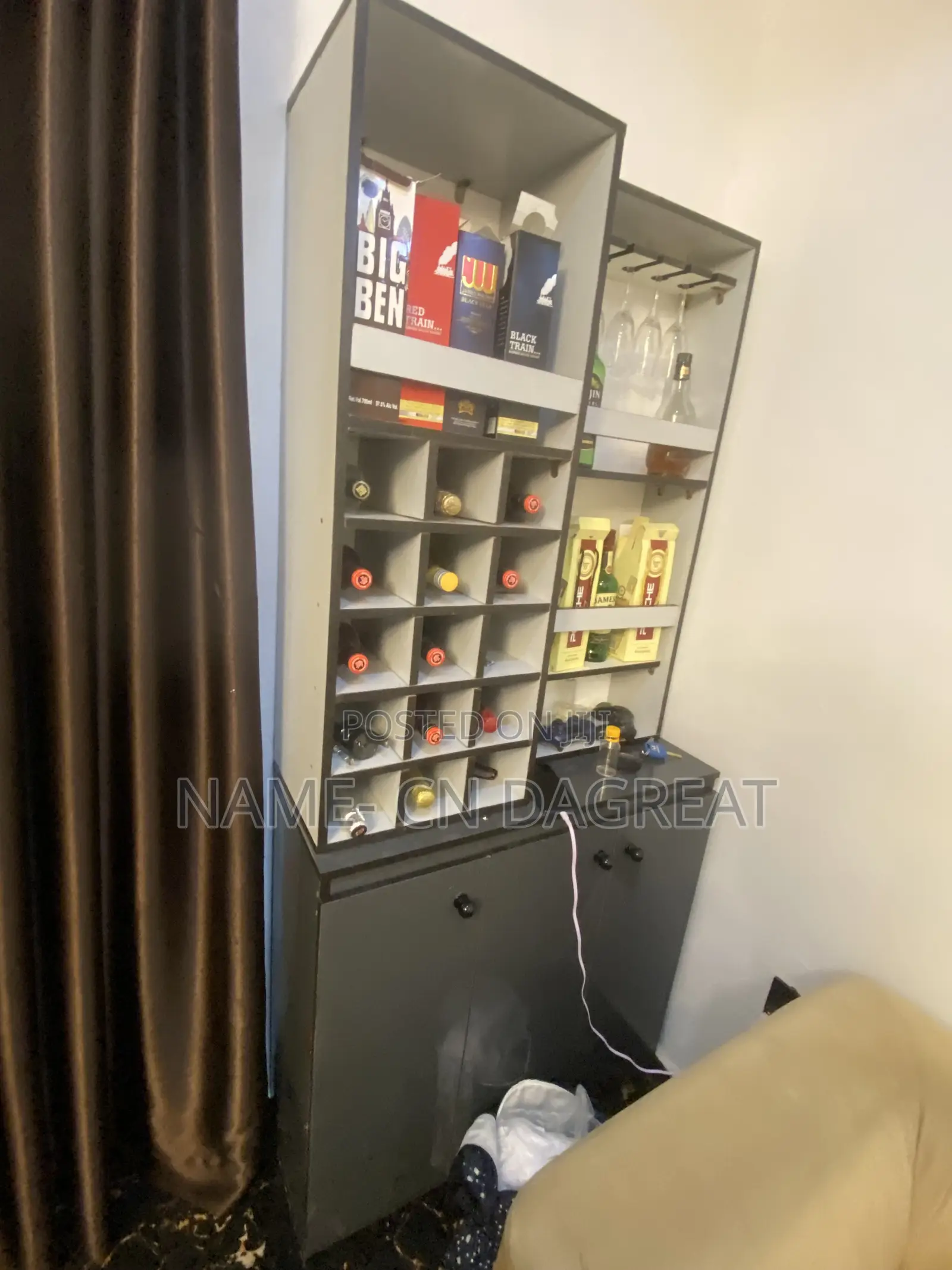 Wine Bar With Storage Capacity