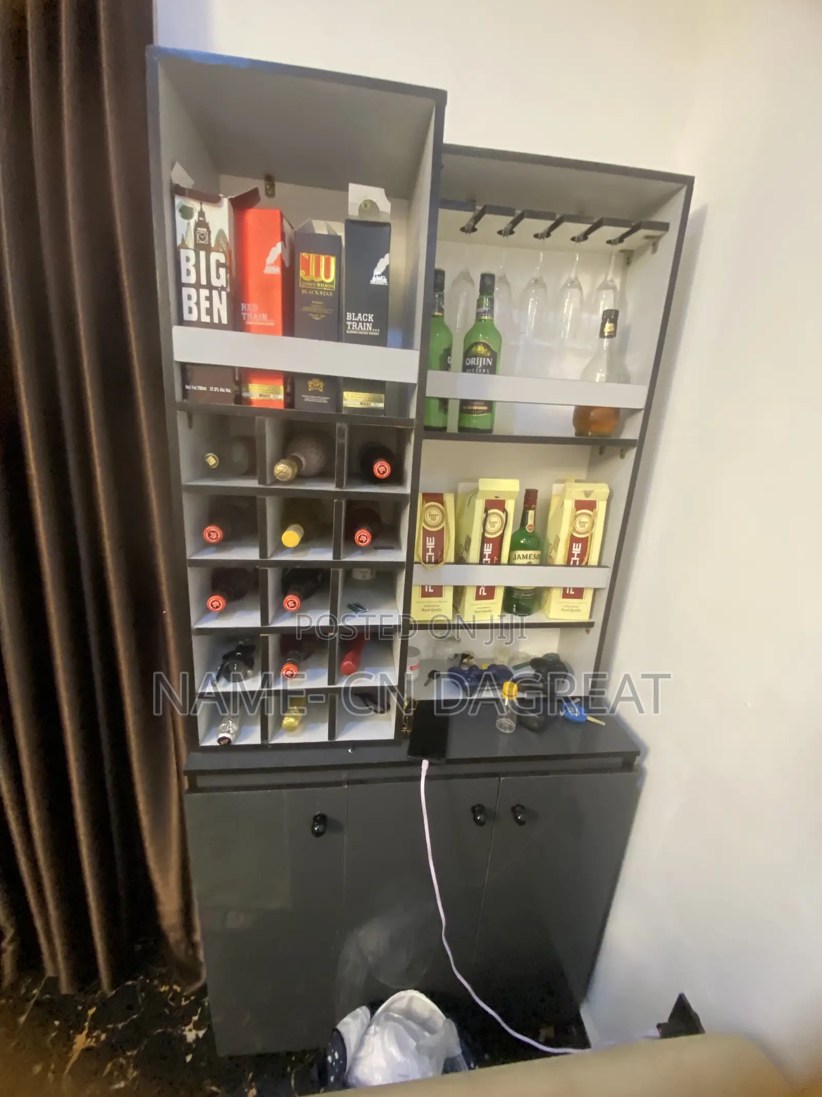 Wine Bar With Storage Capacity