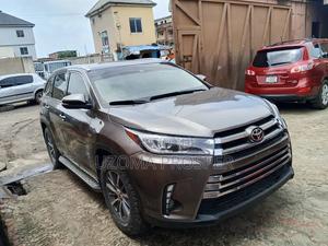 Toyota Highlander XLE 4x4 V6 (3.5L 6cyl 8A) 2017 Gray