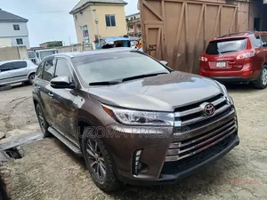 Toyota Highlander XLE 4x4 V6 (3.5L 6cyl 8A) 2017 Gray