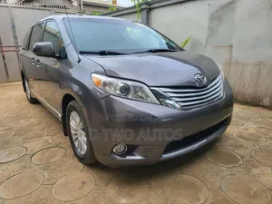 Toyota Sienna XLE 7-Passenger 4dr Minivan AWD (3.5L 6cyl 6A) 2015 Gray