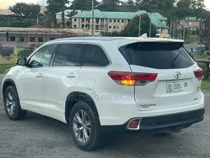 Toyota Highlander XLE 4dr SUV AWD (3.5L 6cyl 6A) 2015 White