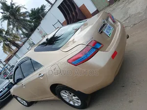 Toyota Camry LE 4dr Sedan (2.5L 4cyl 6A) 2011 Gold
