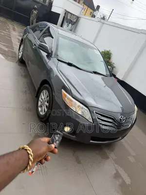 Toyota Camry XLE 4dr Sedan (2.5L 4cyl 6AM) 2010 Gray