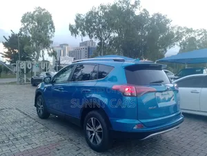 Toyota RAV4 XLE 4dr SUV (2.5L 4cyl 6A) 2018 Blue