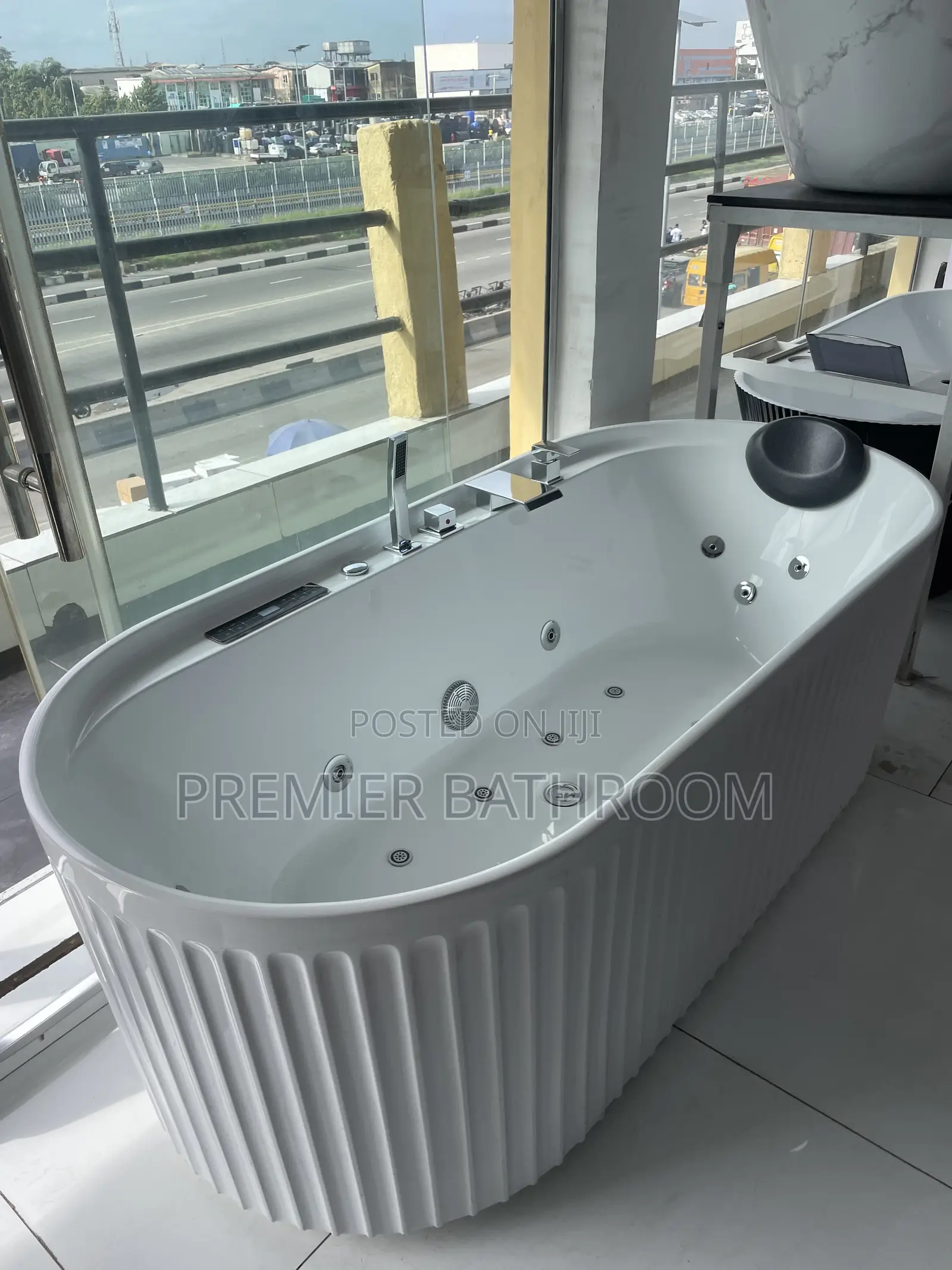 Round Shape Executive Bathtub